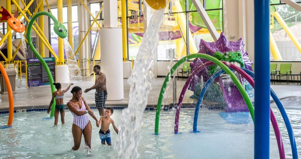 un groupe d'enfants jouant dans un parc aquatique dans l'établissement MT. OLYMPUS WATER PARK AND THEME PARK RESORT, à Wisconsin Dells