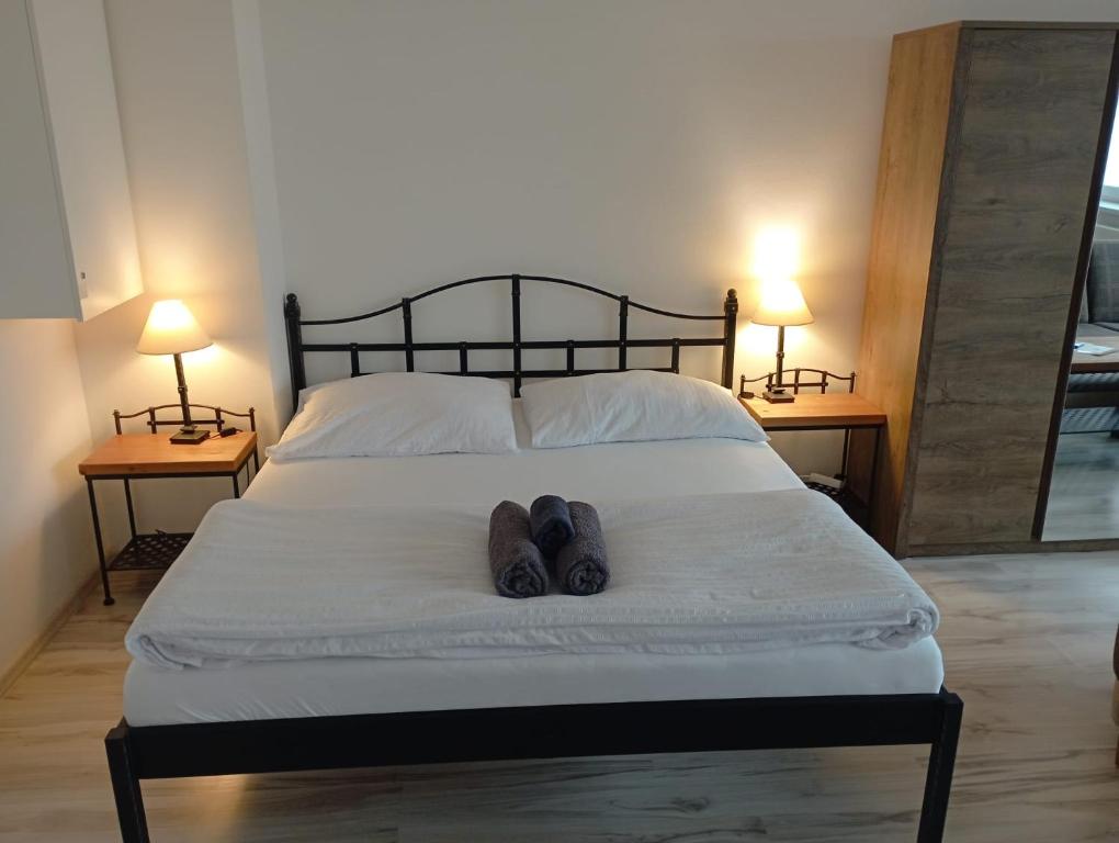Un pat sau paturi într-o cameră la Apartmán