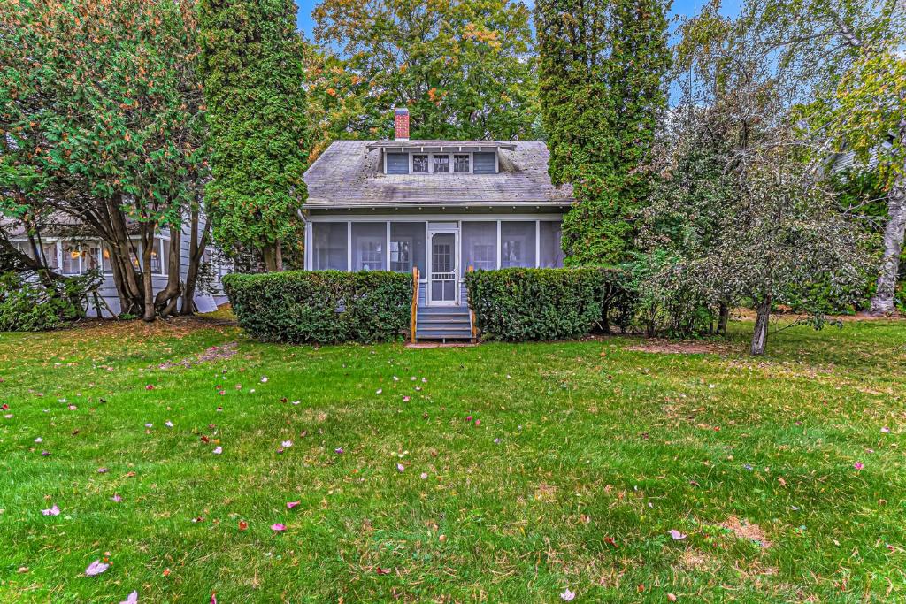 The Cabin, Suttons Bay (updated prices 2024)