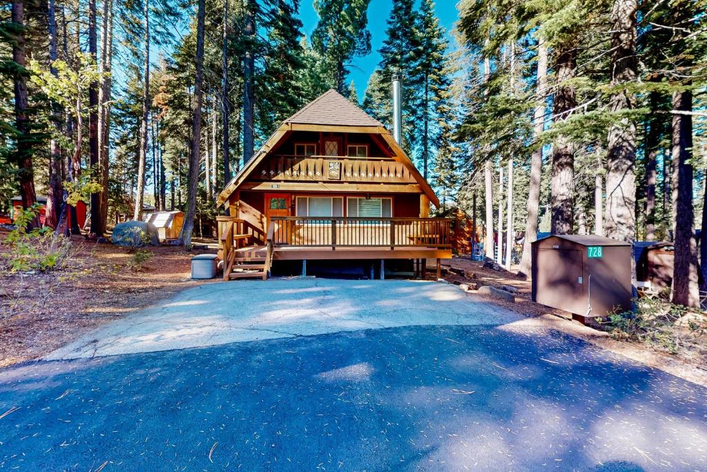 uma cabana de madeira no meio de uma floresta em Tranquil Treehouse Haven em Tahoe City
