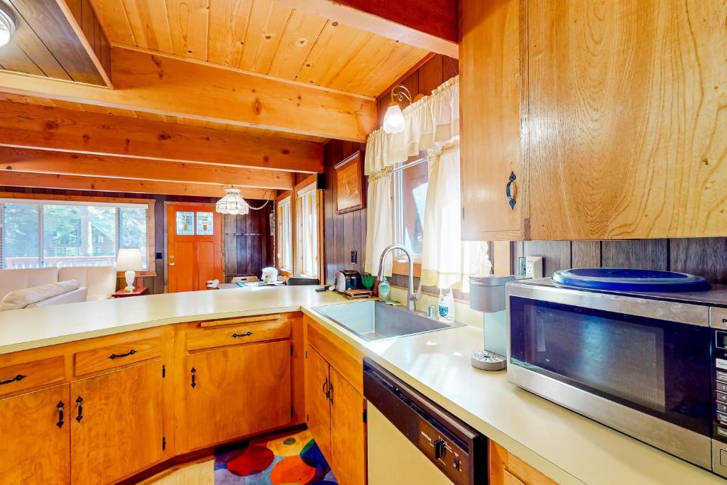 Kuchyň nebo kuchyňský kout v ubytování Tranquil Treehouse Haven