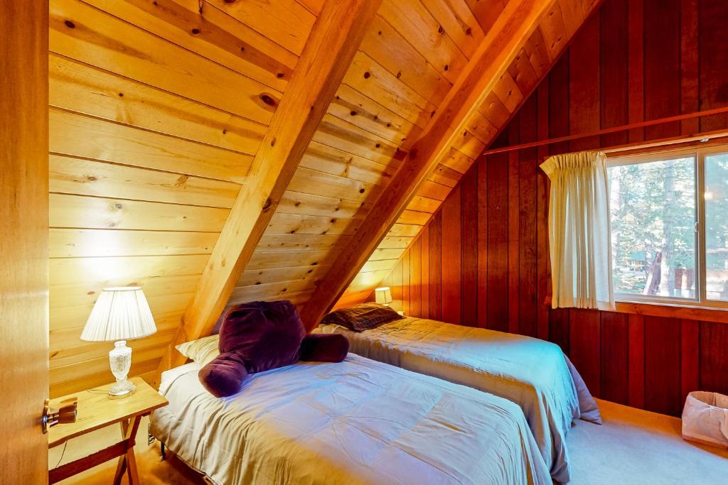 Postel nebo postele na pokoji v ubytování Tranquil Treehouse Haven