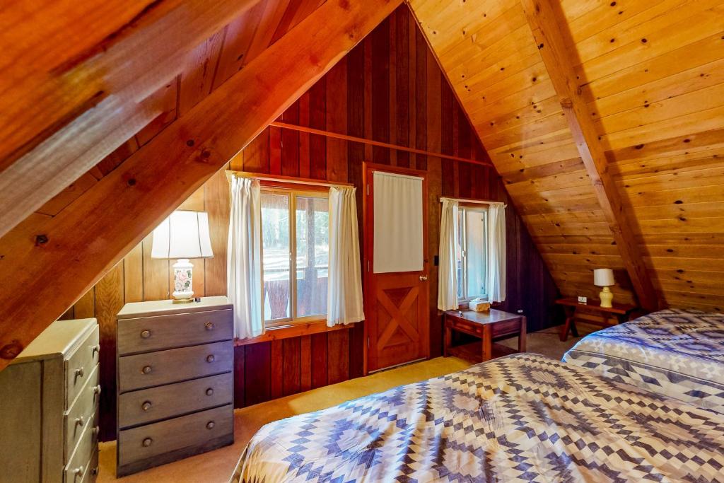 Postel nebo postele na pokoji v ubytování Tranquil Treehouse Haven
