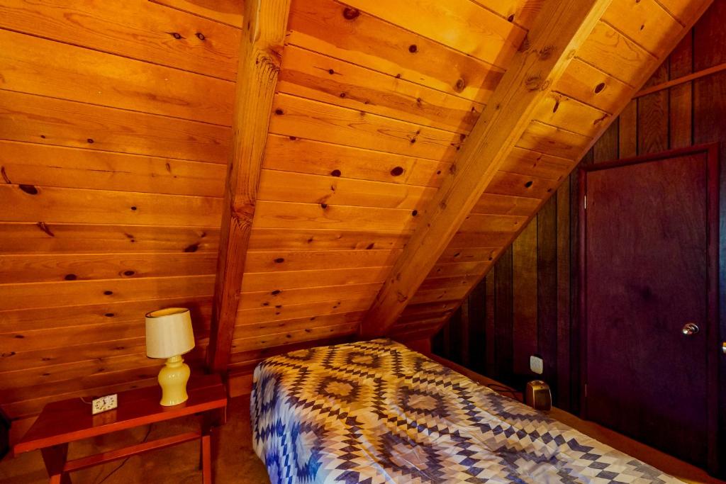 Postel nebo postele na pokoji v ubytování Tranquil Treehouse Haven