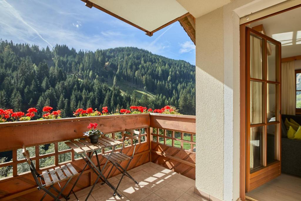 a balcony with a view of a mountain at Mareiter Stein Blasighof in Racines