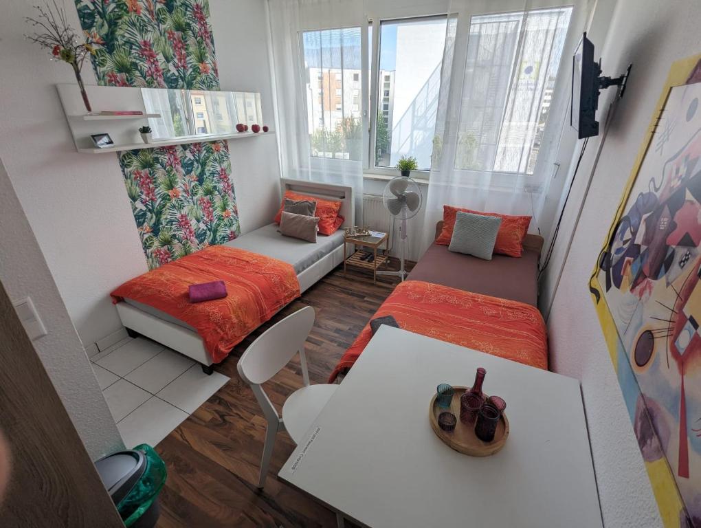 a small room with a bed and a table at Appartement Bahnhof in Mainz