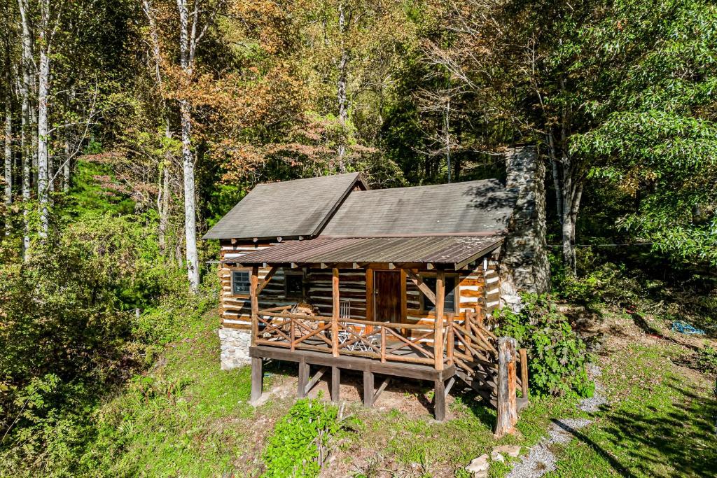 una cabaña de madera en medio de un bosque en The Hobbit, en Canton