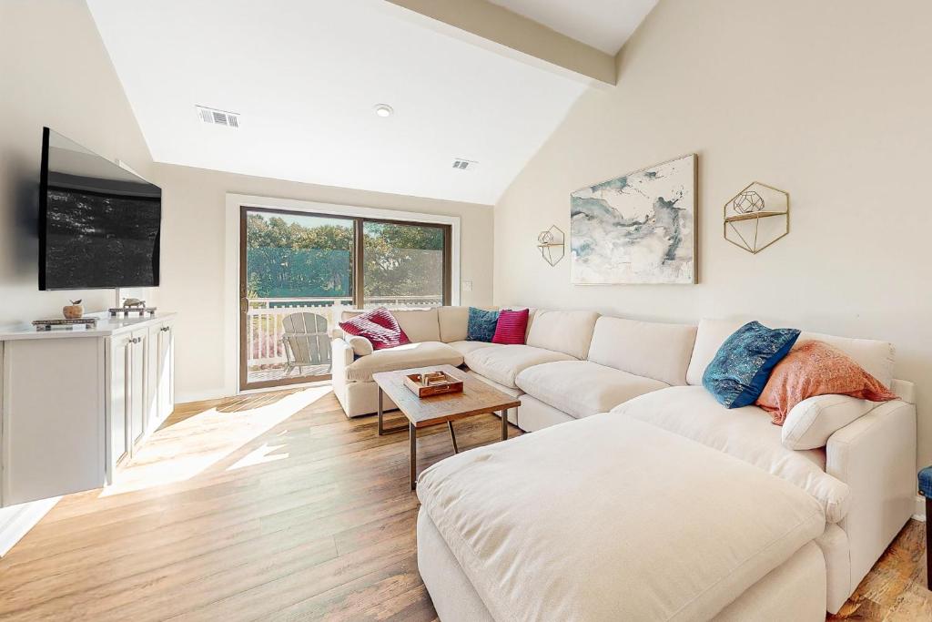 una sala de estar con un sofá y una mesa en 18 Fairway Dunes, en Isle of Palms