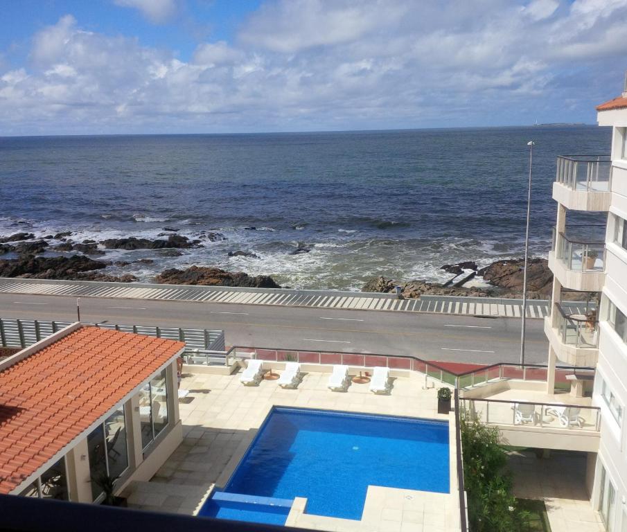 uma vista para o oceano a partir da varanda de um edifício em FULLY RENOVATED APT BY THE OCEAN em Punta del Este