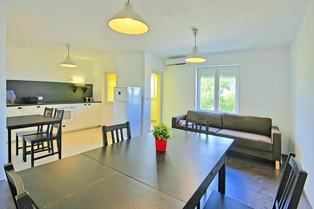 Apartments Finida Umag - 安慰一间卧室的公寓和阳台