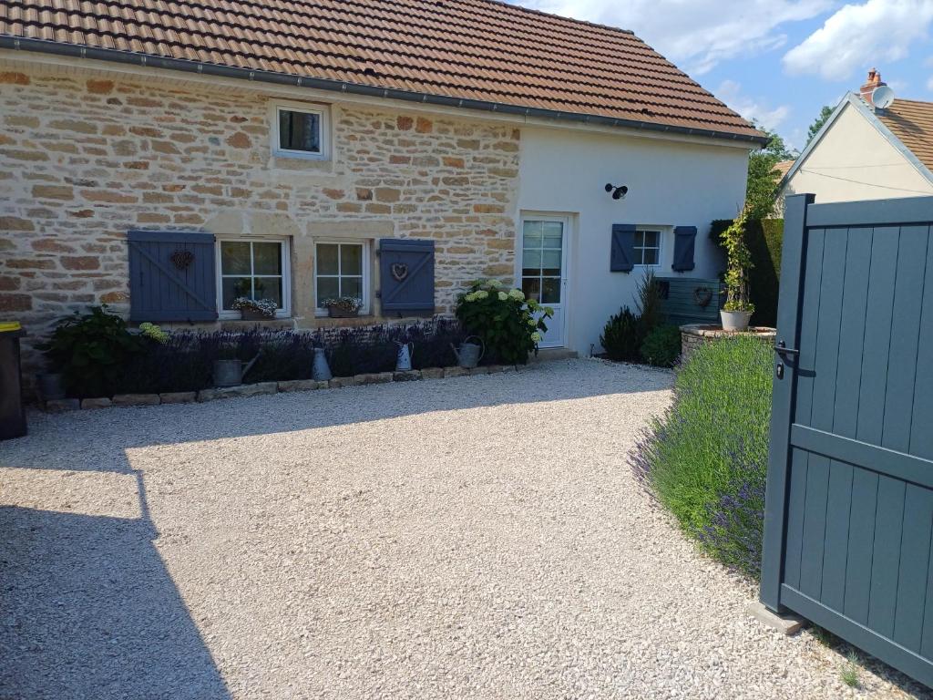 uma casa com um portão em frente em Le Clos des Lavandes em Ruffey-lès-Beaune