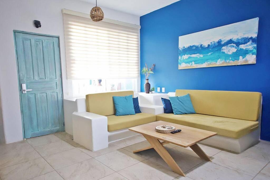 un soggiorno con divano e tavolo di 2BR -Water at Mikasa- Fast WIFI, King beds, AC, Near beach, Pool a Puerto Escondido