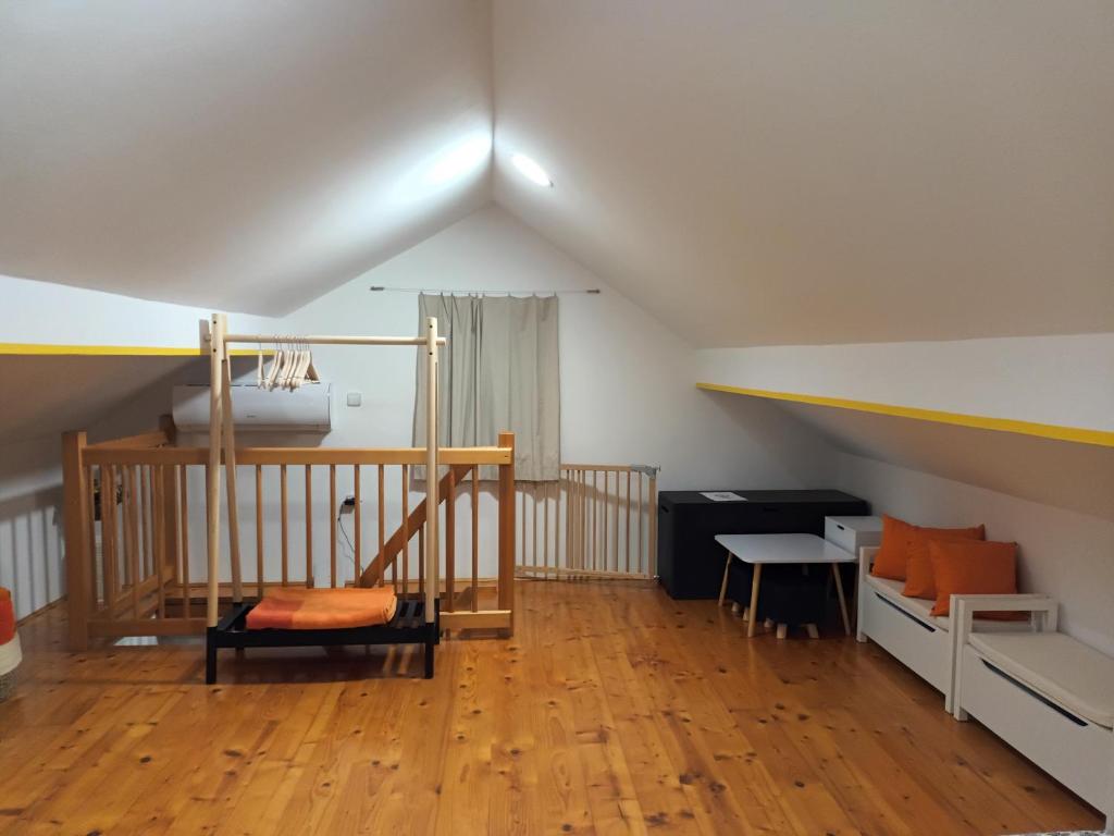 een kamer met een loft met een bed en een tafel bij Sweet Country House in Markovci