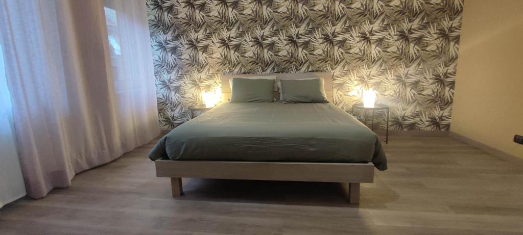 ein Schlafzimmer mit einem Bett mit zwei Lampen in der Unterkunft Monastir28 in Turin