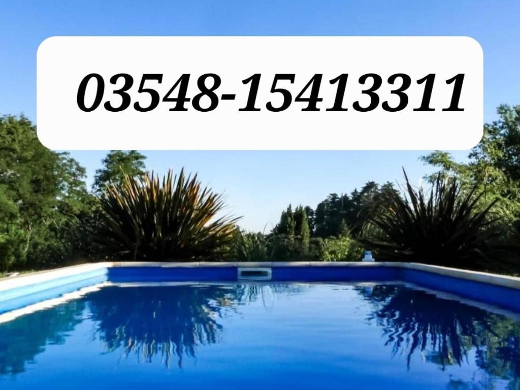 ein Bild eines Schwimmbades mit den Worten in der Unterkunft Llanten Dorado Cabañas in Villa Giardino