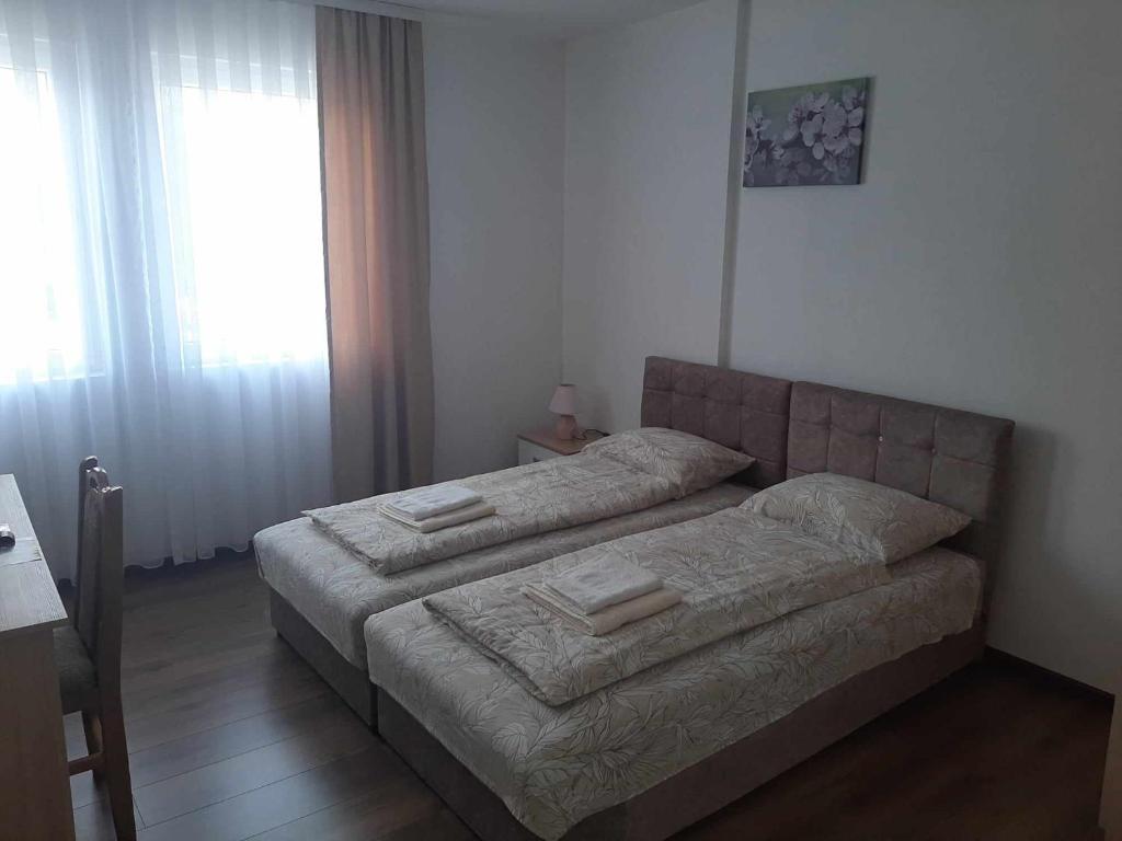 Postel nebo postele na pokoji v ubytování Apartmani Centar
