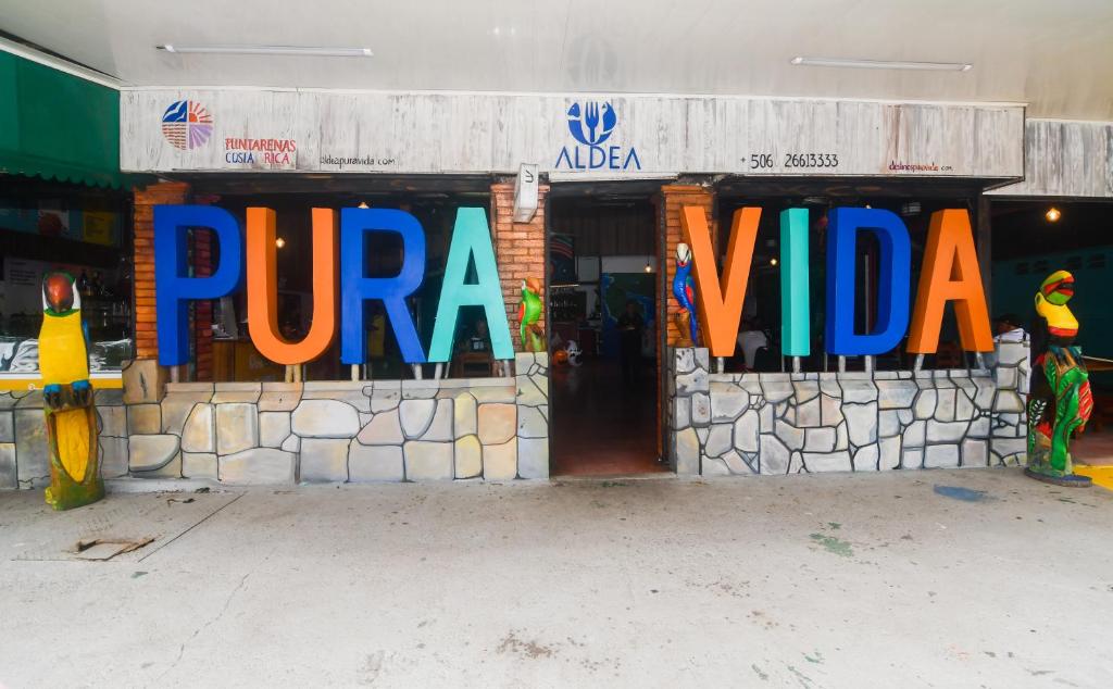 Una tienda con un cartel que dice "Puna vida" en Hotel Aldea Pura Vida en Puntarenas