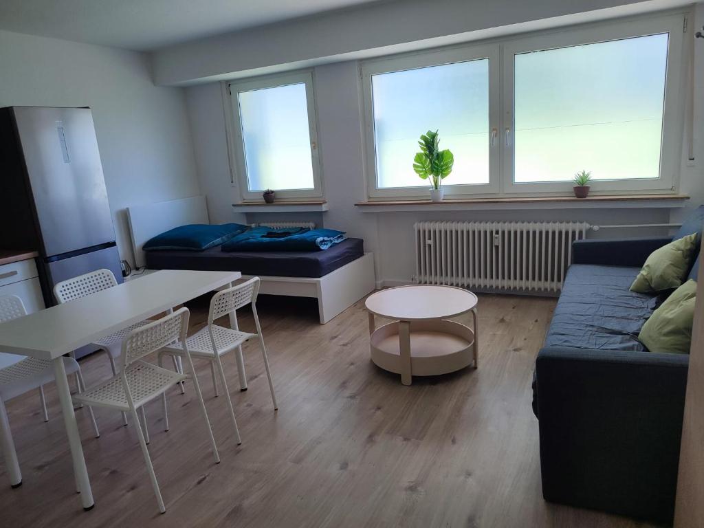 ein Wohnzimmer mit einem Sofa und einem Tisch in der Unterkunft Moderne Ferienwohnung Monteurwohnung Business Appartement Ratingen 4-5 Personen Nähe Messe, Flughafen Düsseldorf in Ratingen