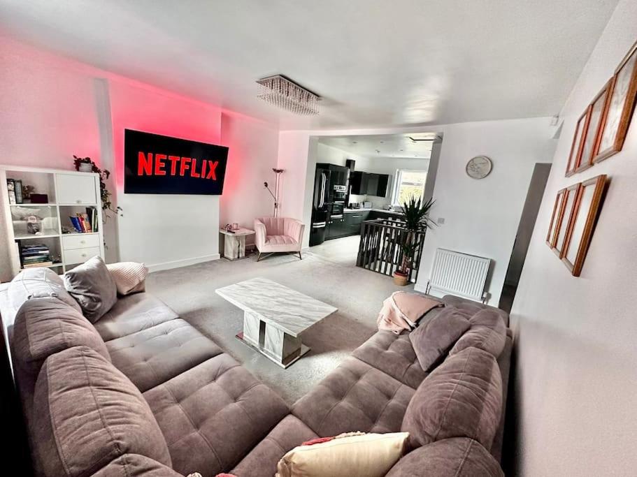 sala de estar con sofá y mesa en Spacious Modern Duplex Apartment en Rochdale