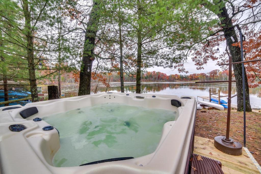 Lakefront Wisconsin Cottage with Dock and Hot Tub!, Crivitz (updated prices 2024)