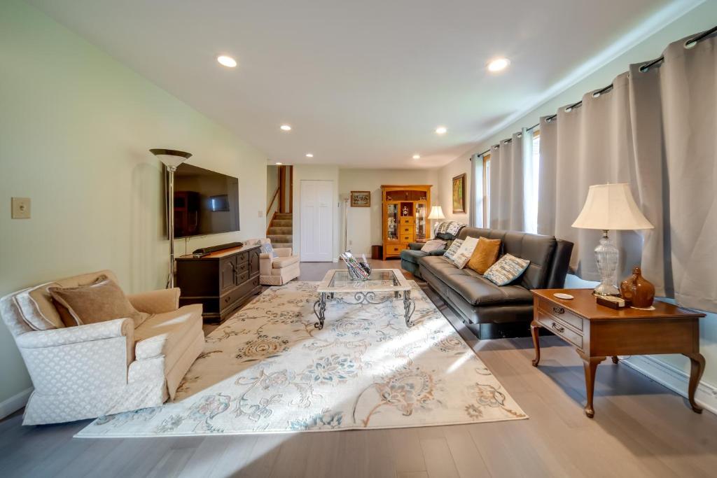 ノース・イーストにあるCozy Ripley Apartment - 21 Mi to Downtown Erie!のソファとテーブルのあるリビングルーム