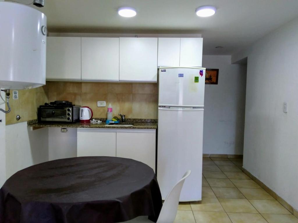 ロサリオにあるAbasto 2062のキッチン(テーブル、白い冷蔵庫付)