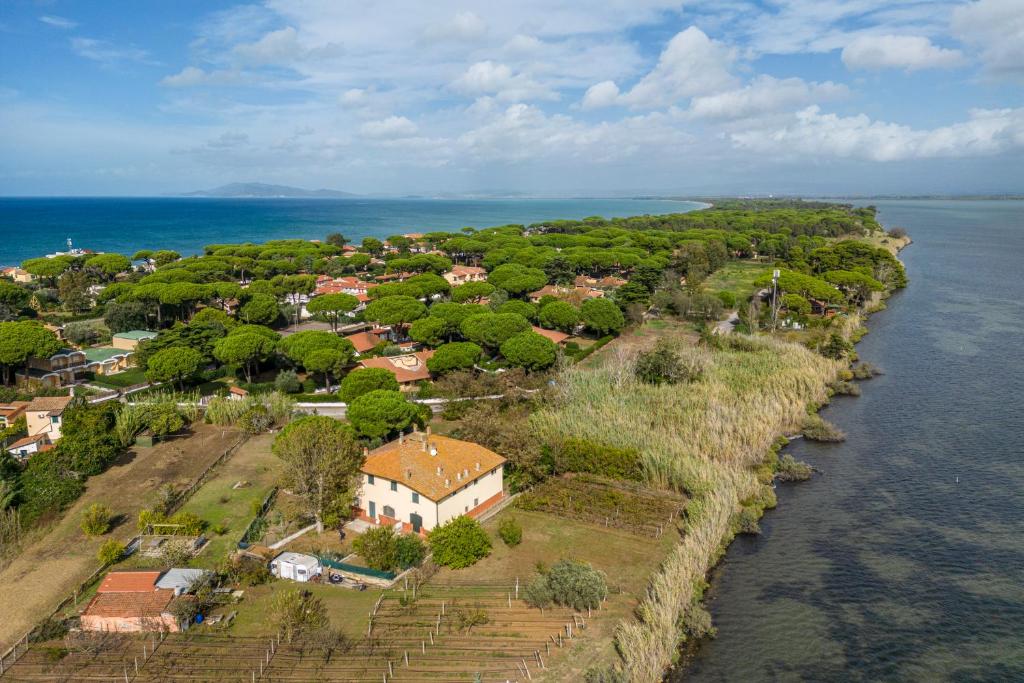 una vista aerea di una piccola isola in acqua di Orbetello Giannella Apartment a Giannella