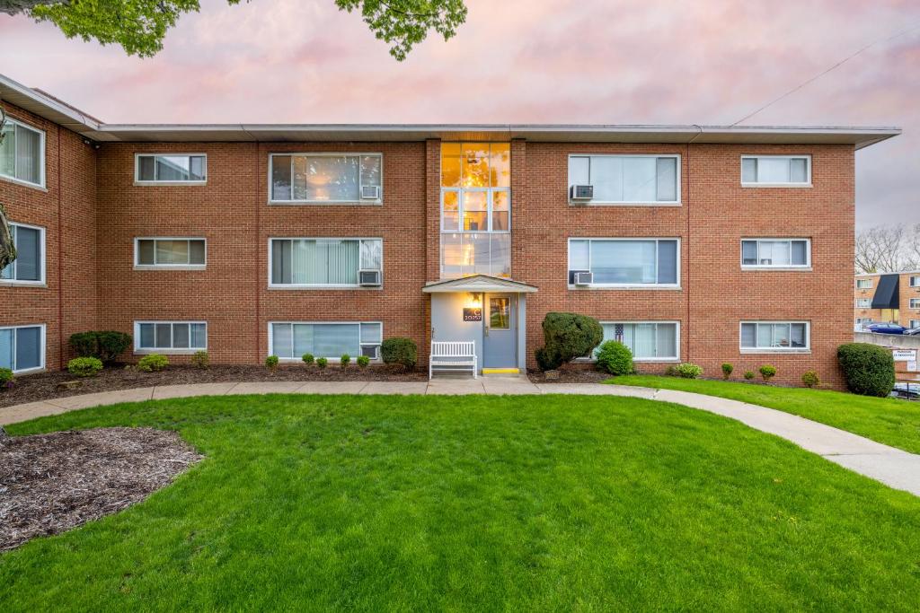 an apartment building with a lawn in front at Georgetown Villas 3-2c Close to Cleveland Airport and Fairview Hospital ideal for long stays! in Fairview Park