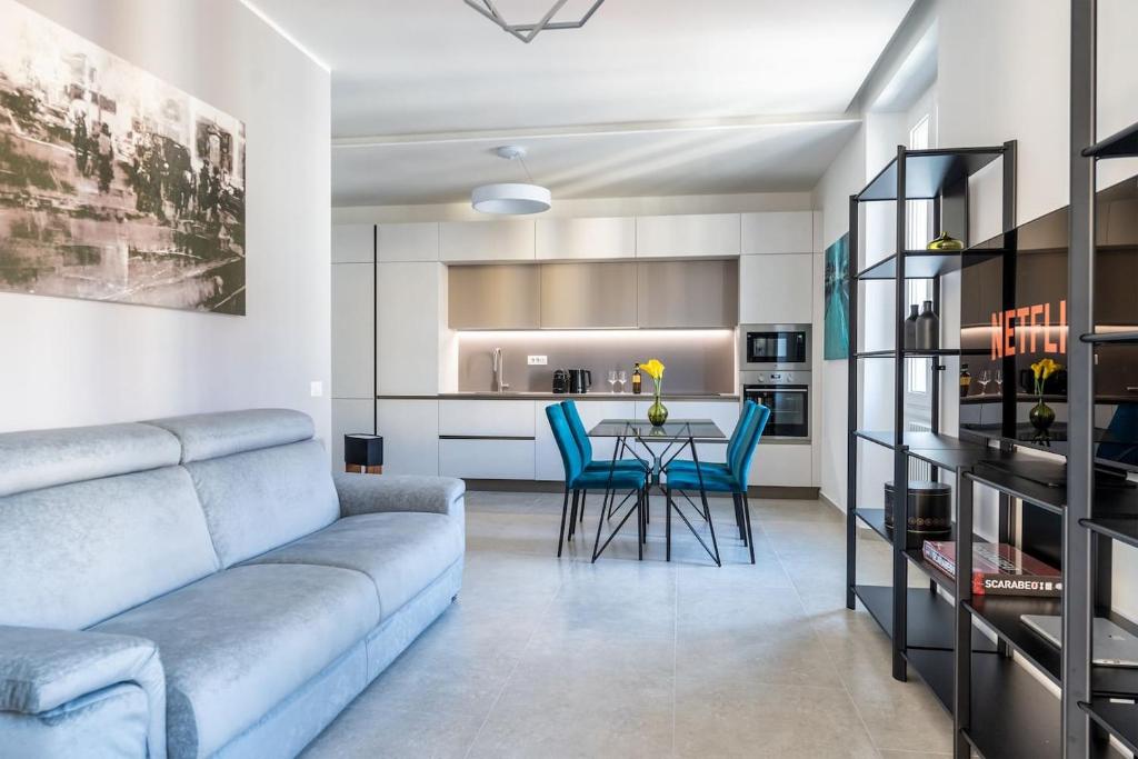 una sala de estar con un sofá y una mesa en [Navigli-Duomo] Sweet22 Luxury OpenSpace, en Milán