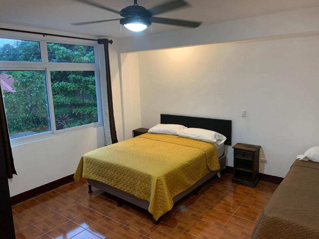 1 dormitorio con 1 cama y ventilador de techo en Apartamento Tulül en San Martín Zapotitlán
