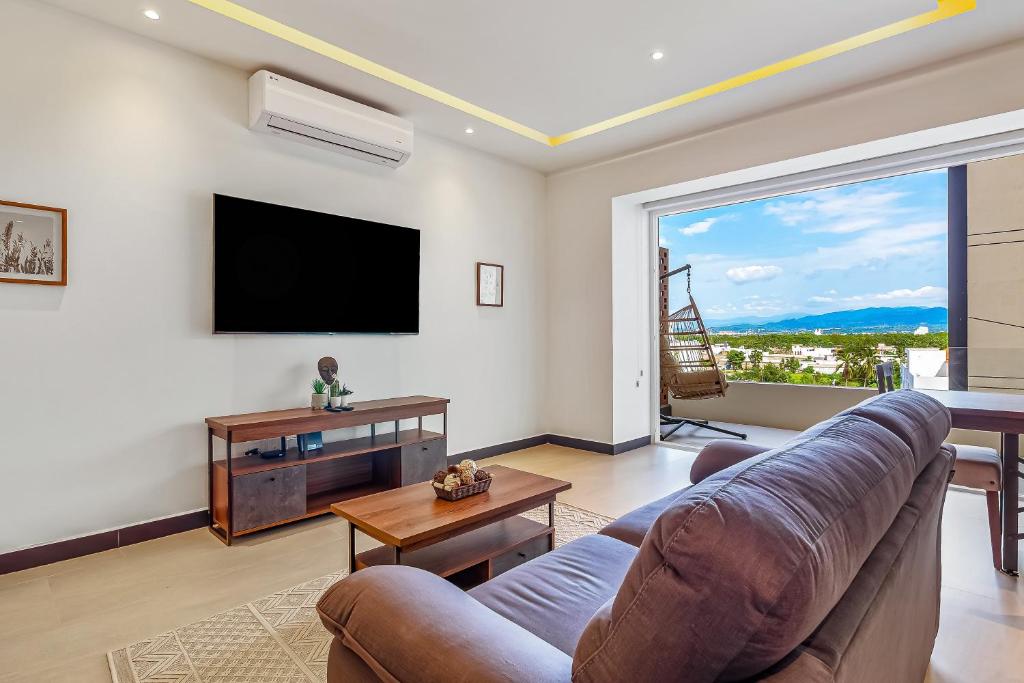 巴亞爾塔港的住宿－V Golf 601，带沙发和平面电视的客厅