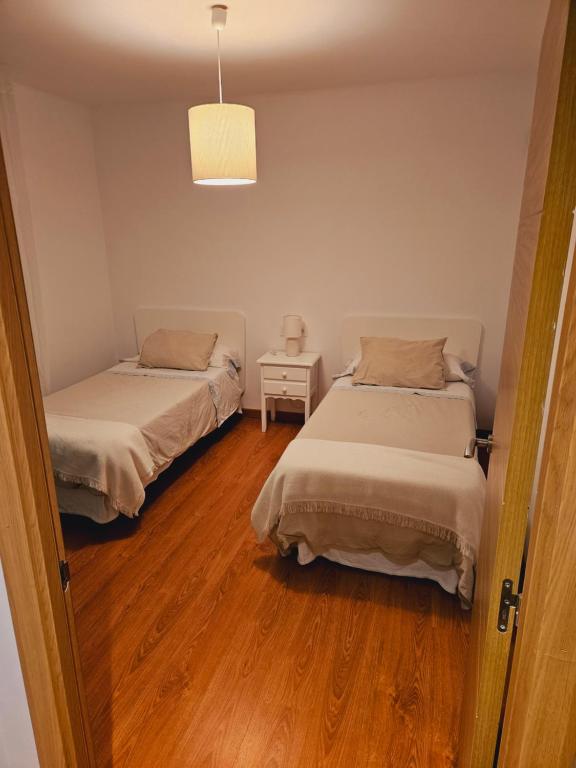 Zimmer mit 2 Betten und offener Tür in der Unterkunft Finca Marquesa in Vigo