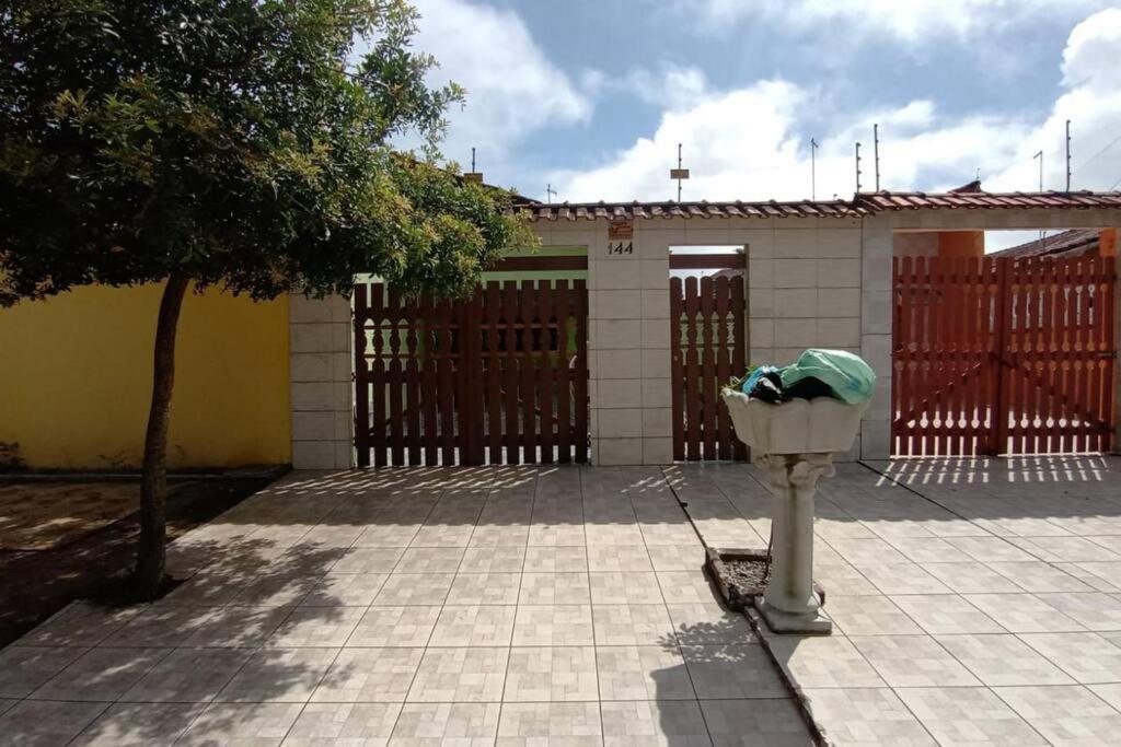 um parquímetro em frente a uma casa em Casa espaçosa à 100 m do mar em Mongaguá