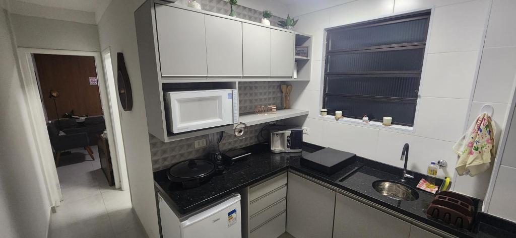Kuchyňa alebo kuchynka v ubytovaní Lindo Apartamento compacto na quadra da praia