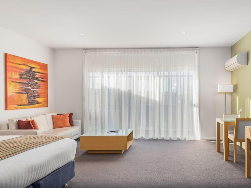 Postel nebo postele na pokoji v ubytování York Cove Hotel