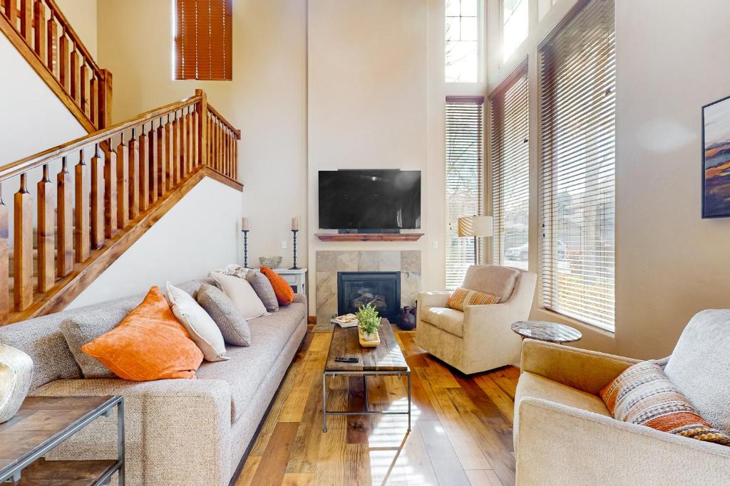 uma sala de estar com um sofá e uma lareira em Relaxed on Redstone em Park City
