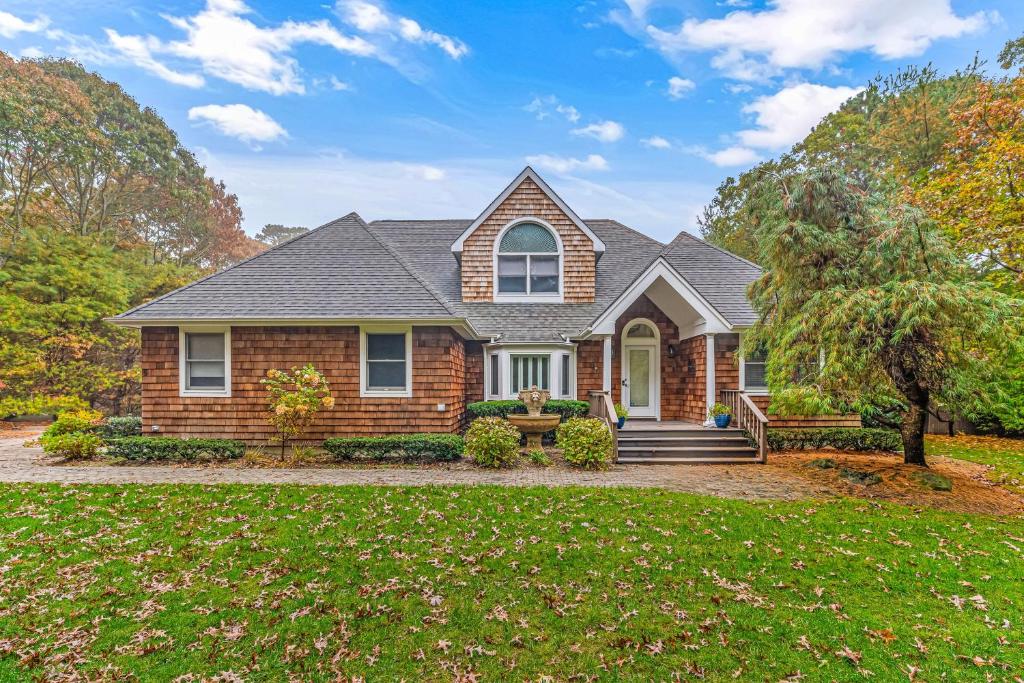 una casa con una casa de ladrillo en East Quogue House en East Quogue