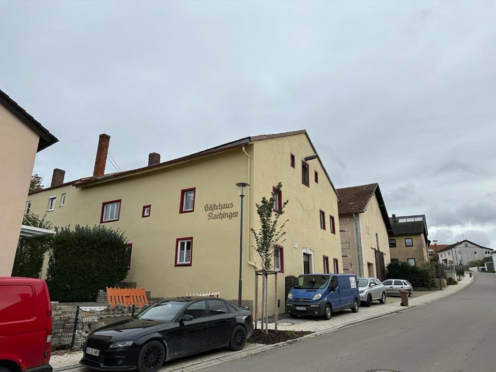 een zwarte auto geparkeerd voor een gebouw bij Gästehaus Rachinger in Pappenheim