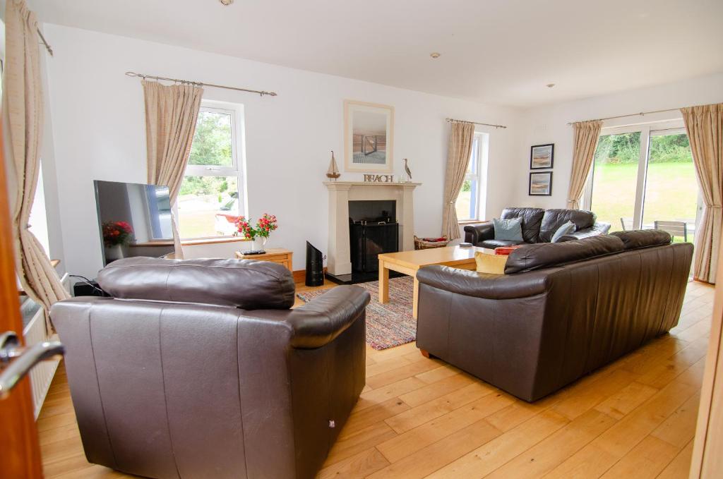 TV a/nebo společenská místnost v ubytování Rathmullan Cottages No.3 - free wifi, pet friendly