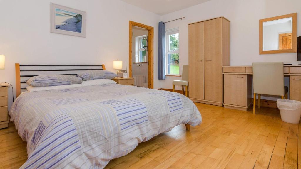 Postel nebo postele na pokoji v ubytování Rathmullan Cottages No.3 - free wifi, pet friendly