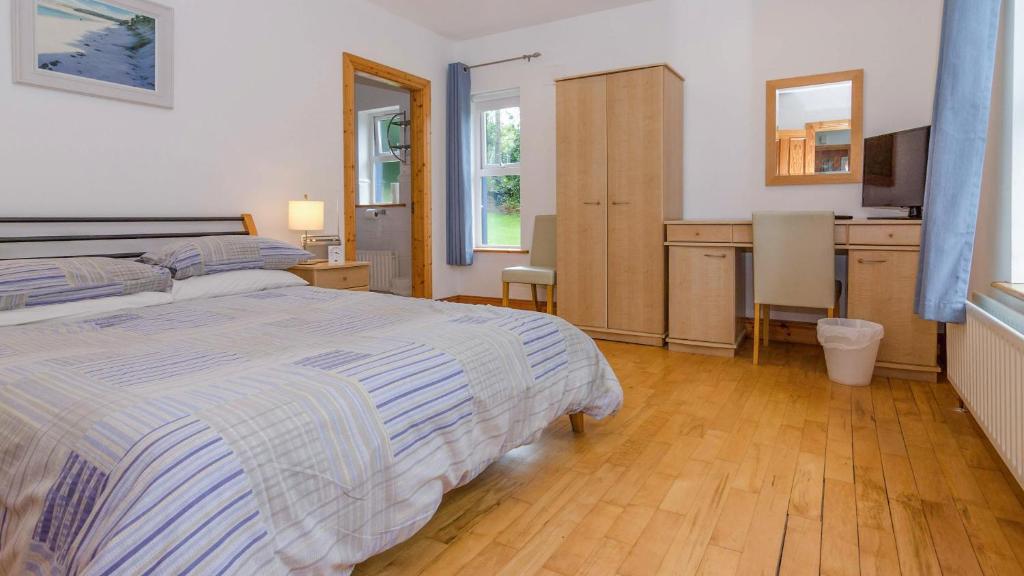 Postel nebo postele na pokoji v ubytování Rathmullan Cottages No.3 - free wifi, pet friendly