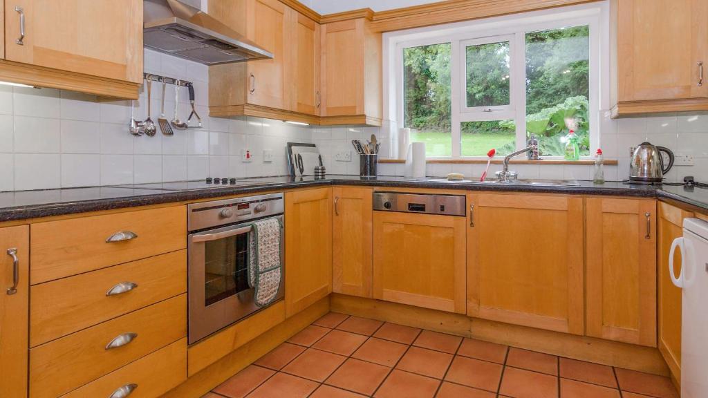 Kuchyň nebo kuchyňský kout v ubytování Rathmullan Cottages No.3 - free wifi, pet friendly
