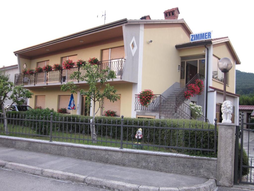 un edificio con una valla delante en Guest House Mrvčić en Rupa