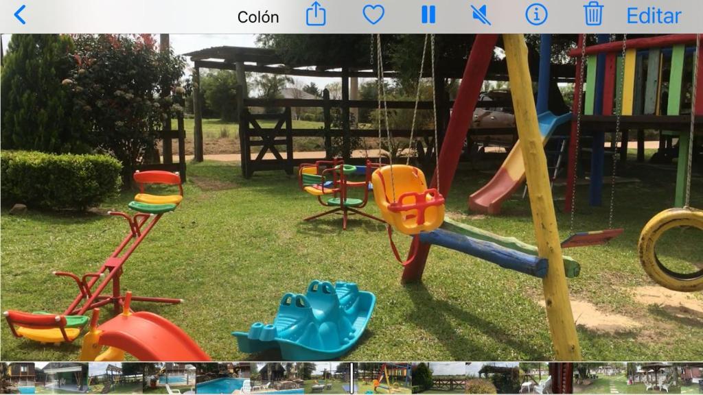 ein Bild eines Spielplatzes mit Spielsachen auf dem Rasen in der Unterkunft complejo cascadas de artalaz 1 in Colón