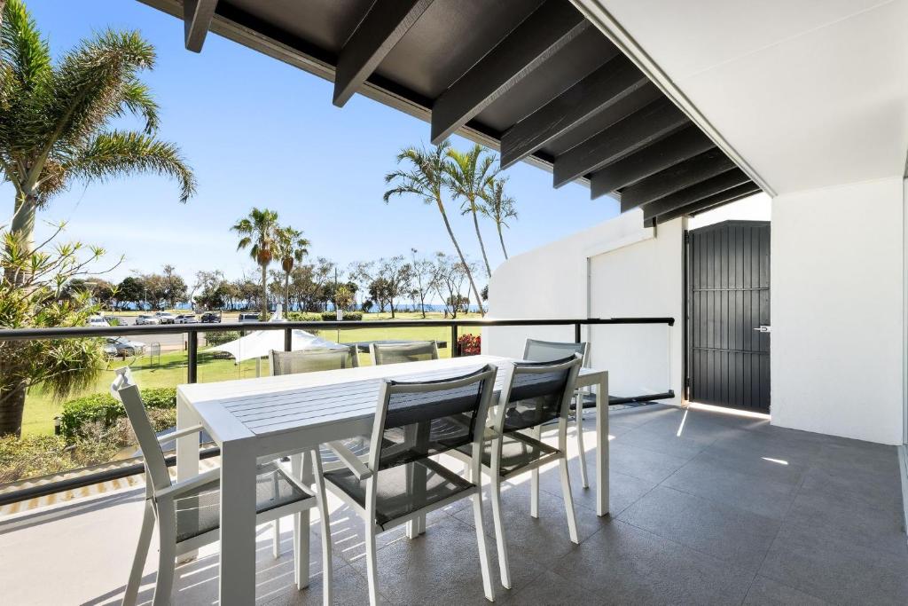 バイロンベイにあるByron Bay Beachfront Holiday Apartments Penthouse 10の家のバルコニーにテーブルと椅子