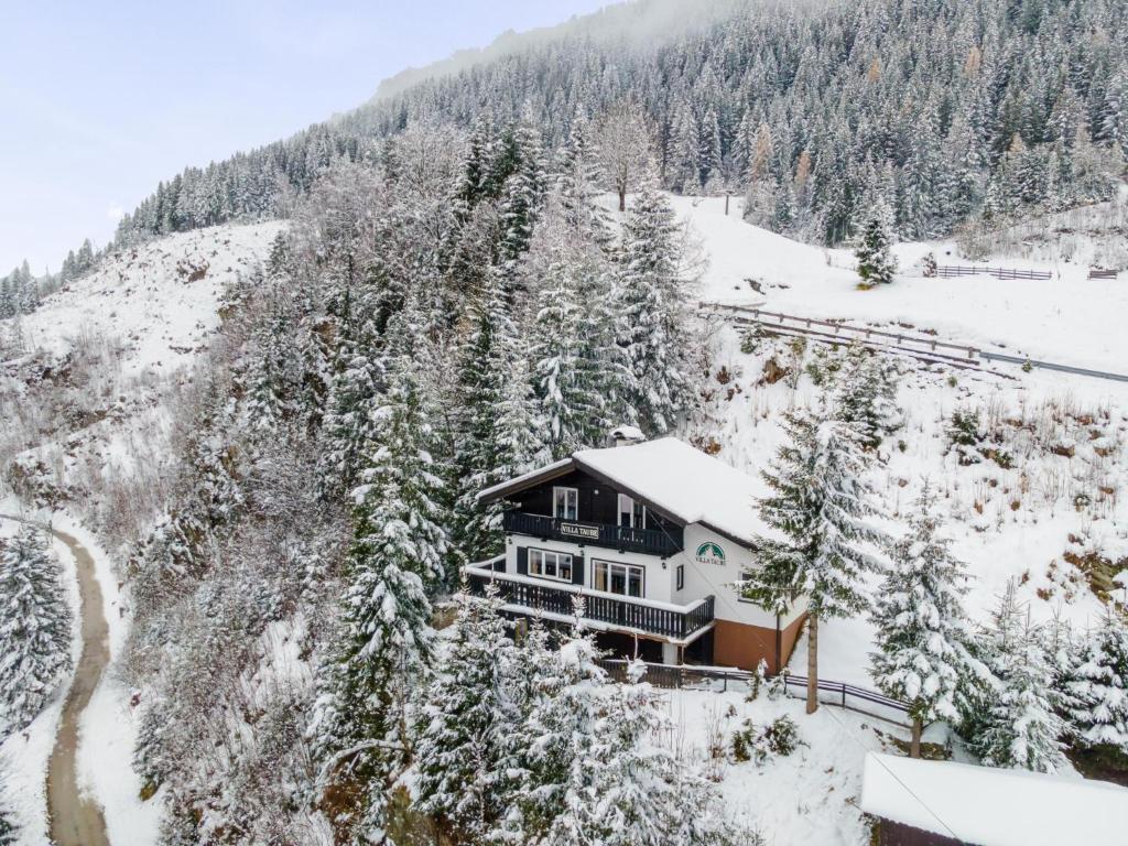 dom pokryty śniegiem na górze w obiekcie Hütte Taube w mieście Bad Gastein
