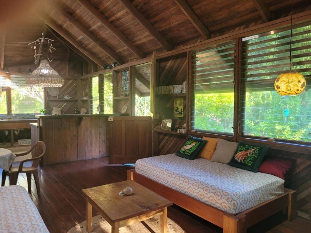 een woonkamer met een bank en een tafel bij Villa de el bosque in Puntarenas
