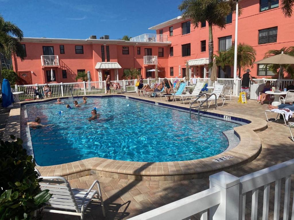 Der Swimmingpool an oder in der Nähe von St Pete Upham Beach Gulf Winds Resort Studio Pool