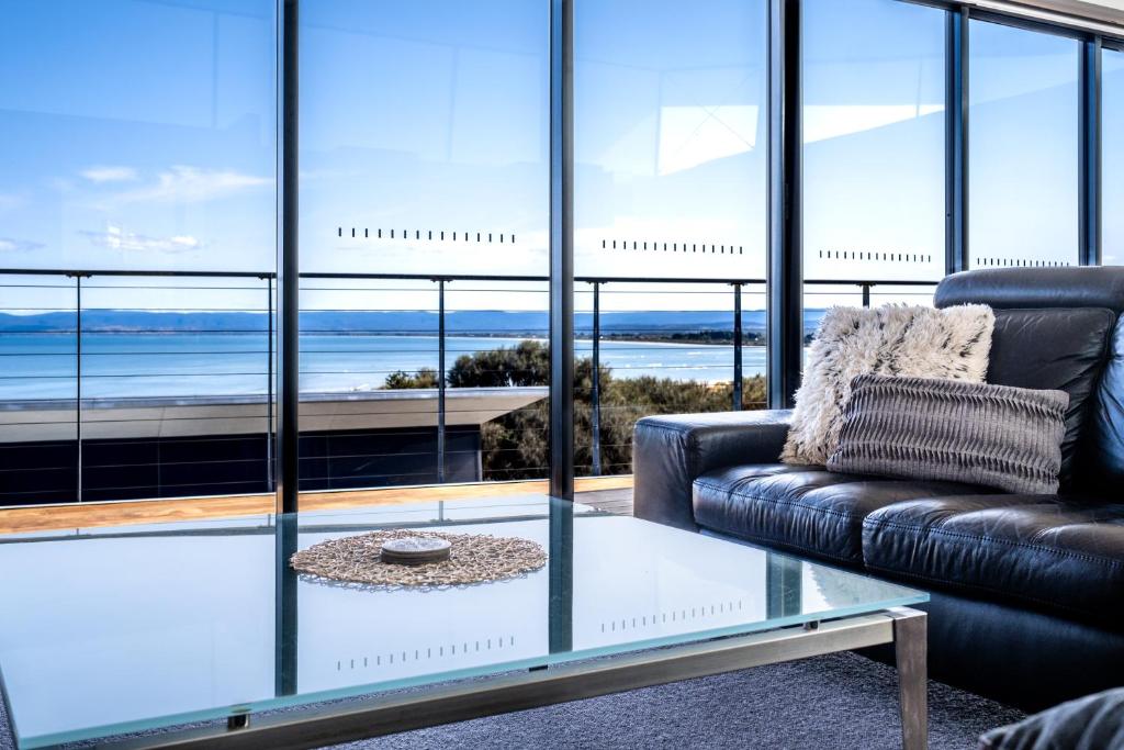 uma sala de estar com um sofá e uma mesa em Footprints 1 em Coles Bay