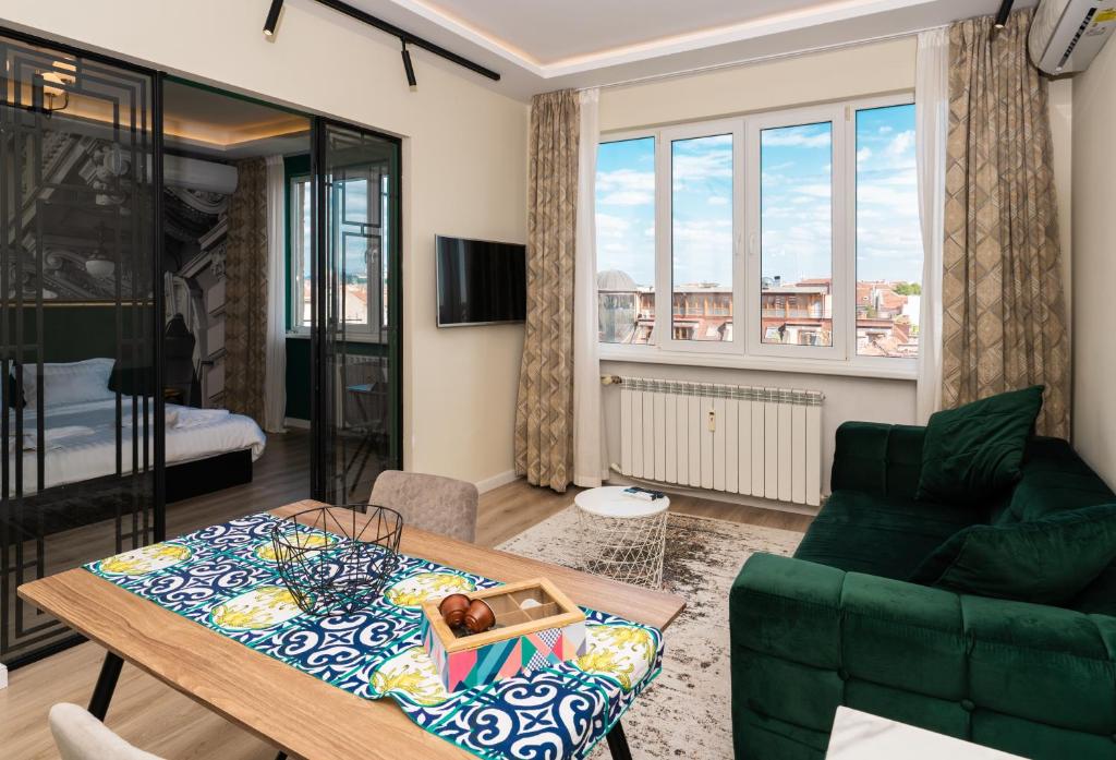 un soggiorno con tavolo e divano di Heart of the City Center Lux Apartment2 with View a Sofia